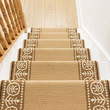 Круглый ковровая дорожка с укладкой на лестницу в частный дом